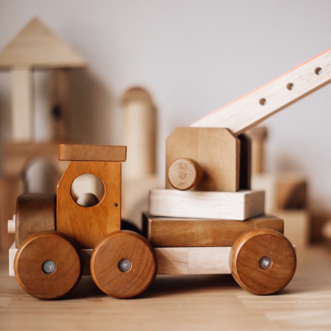 Wooden crane vehicle from QToys with moving crane